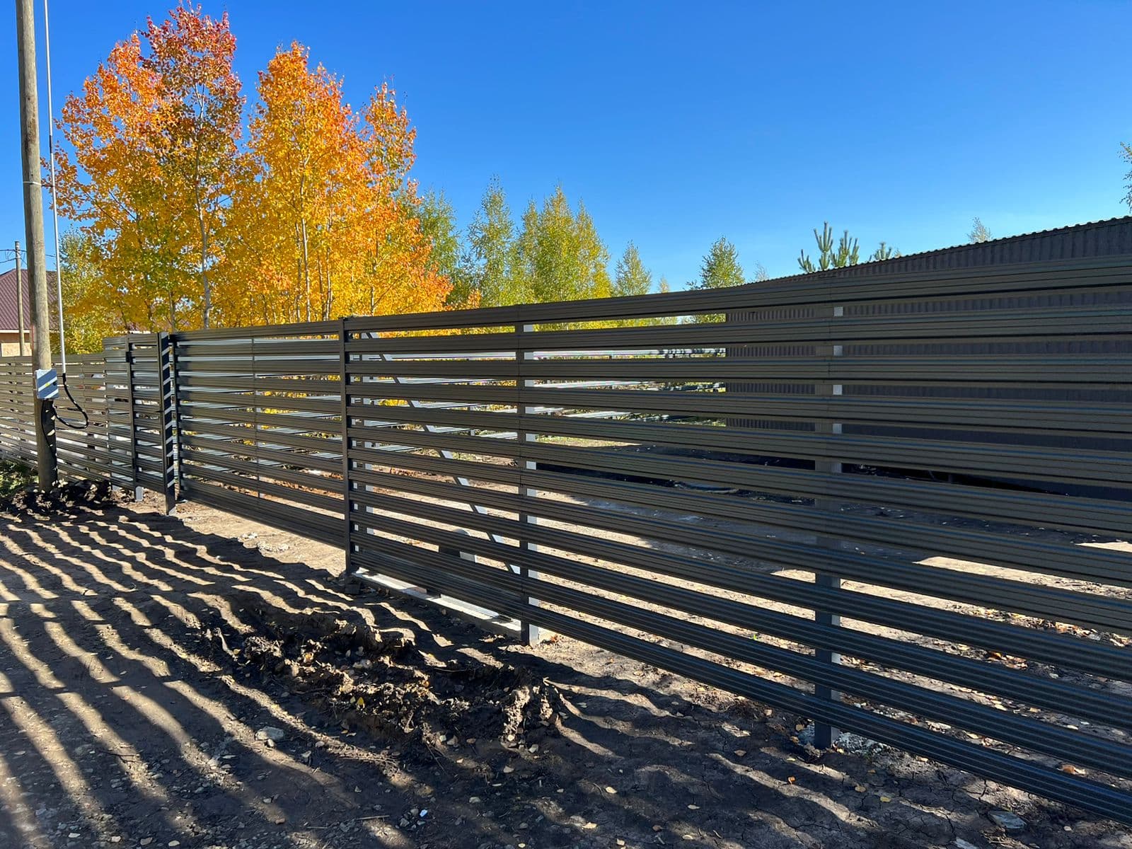 Забор в стиле ранчо из штакетника 120 мм в КП Малина